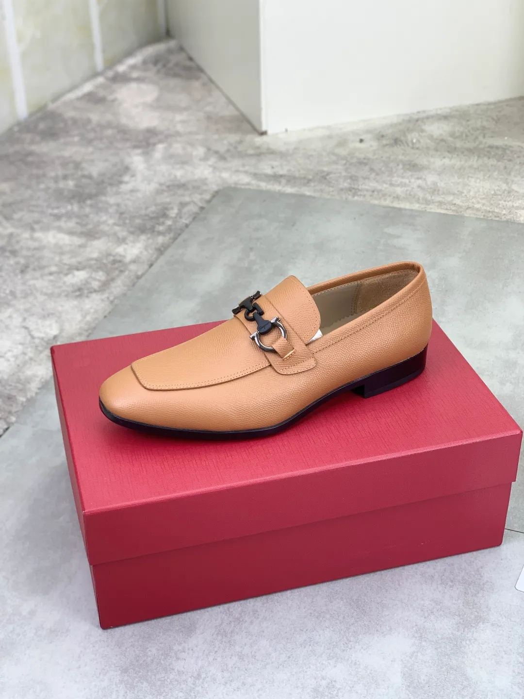 Men's men's shoes 💰P600💰[New model] High quality water-dyed cowhide 🆘[Salvatore Ferragamo] Ferragamo's latest casual business leather shoes for men! Listed simultaneously! The fabric is made of specially imported original calfskin, and the interior is made of imported water-dyed cowhide. It is absolutely luxurious and leads the fashion trend. High-end rubber outsole, size: 38-44 (45 and 46 can be customized) 5️⃣ colors available